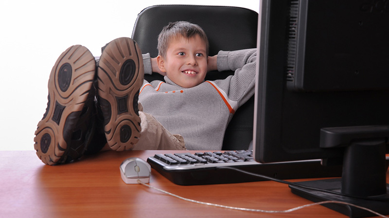 Мальчик с ногами на столе