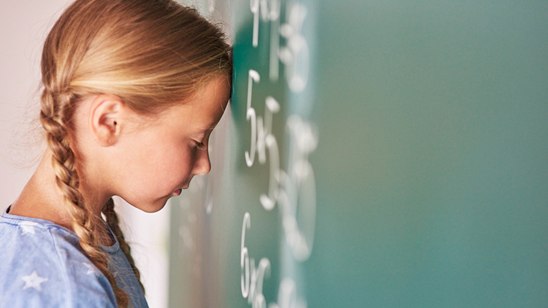 Девочка уперлась лбом в школьную доску