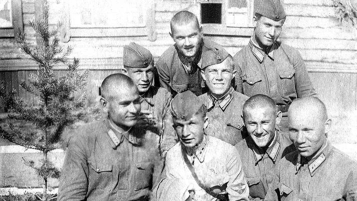 Курсанты авиашколы на Дальнем Востоке.