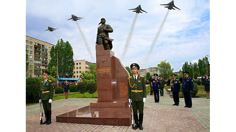 Памятник Герою Советского Союза А. П. Маресьеву