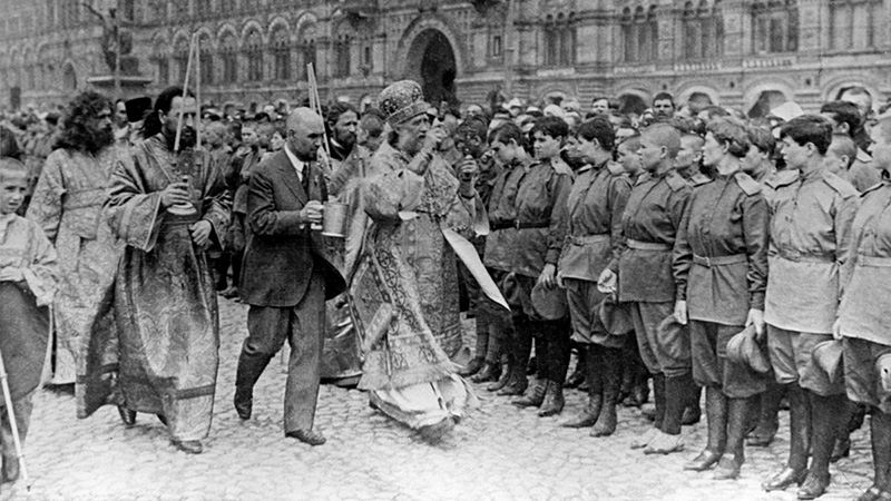 Патриарх Тихон благословляет бойцов