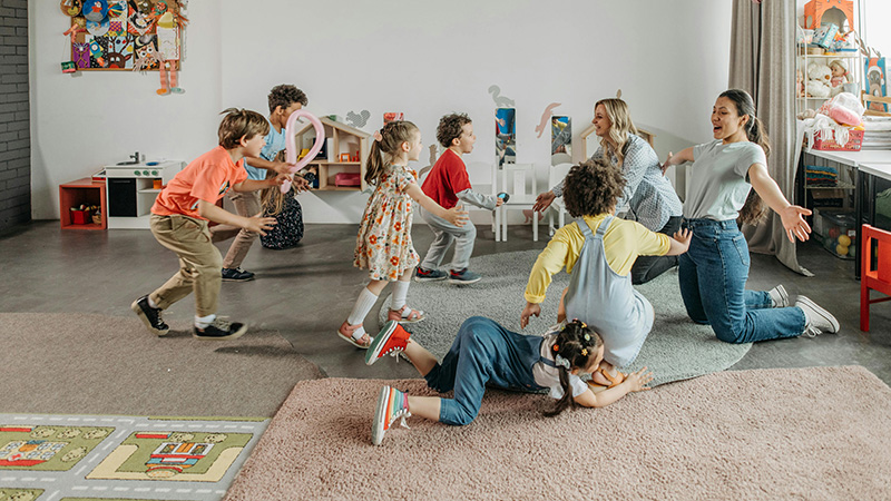 Дети играют