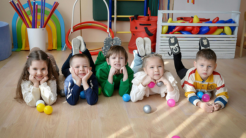 Дети лежат на полу