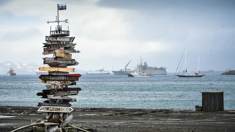 Указатель на российской антарктической станции «Беллинсгаузен»