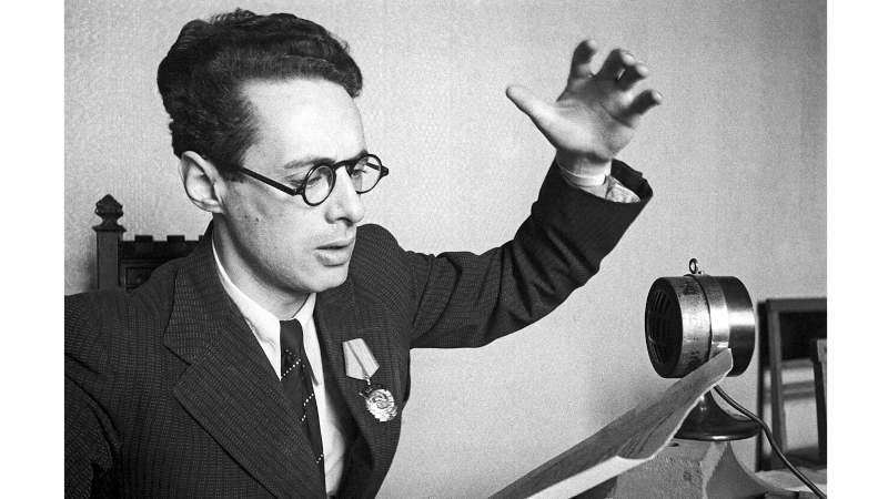 Ю. Б. Левитан передает по радио приказ Верховного Главнокомандующего И. В. Сталина