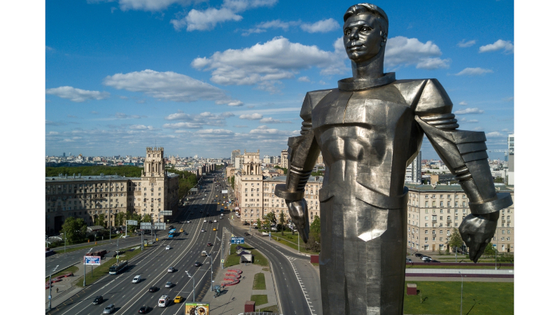 Памятник первому космонавту Юрию Гагарину
